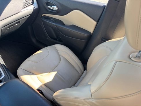 Used 2015 Jeep Cherokee Limited image 18