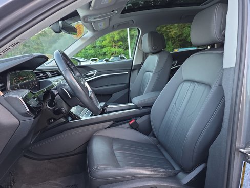 Used 2021 Audi e-tron Premium w/ Convenience Plus Package image 29