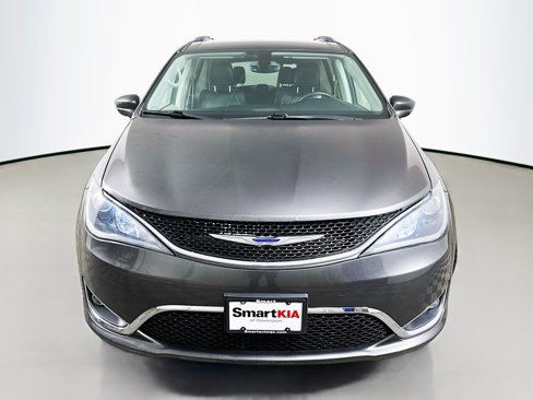 Used 2019 Chrysler Pacifica Touring-L image 2