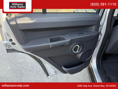 Used 2010 Jeep Commander Sport image 11
