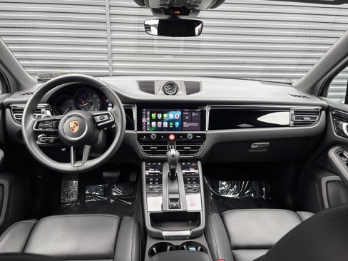 Certified 2025 Porsche Macan image 7