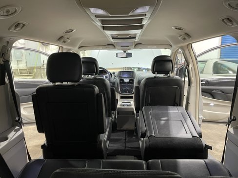 Used 2013 Chrysler Town & Country Touring-L w/ Driver Convenience Group image 16