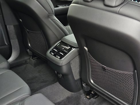 New 2025 Volvo XC90 B6 Core w/ Protection Package image 36