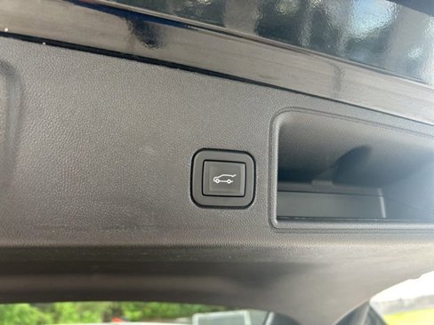 Used 2024 GMC Terrain SLT image 31