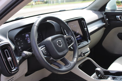 Used 2022 Volvo XC40 T5 Momentum image 10