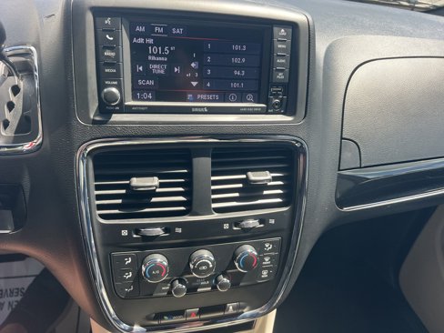 Used 2020 Dodge Grand Caravan SXT image 27