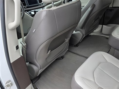 Used 2018 Chrysler Pacifica Touring-L image 30