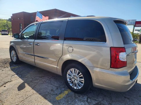 Used 2015 Chrysler Town & Country Limited Platinum w/ Trailer Tow Group image 4