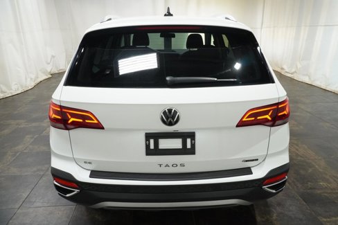 Certified 2022 Volkswagen Taos SE image 4