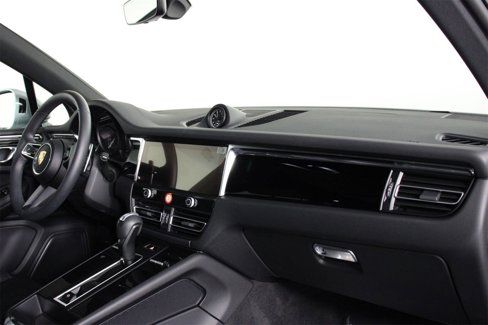 Certified 2025 Porsche Macan image 24