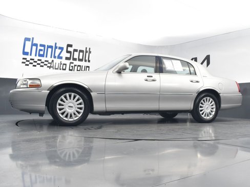 Used 2005 Lincoln Town Car Signature image 26