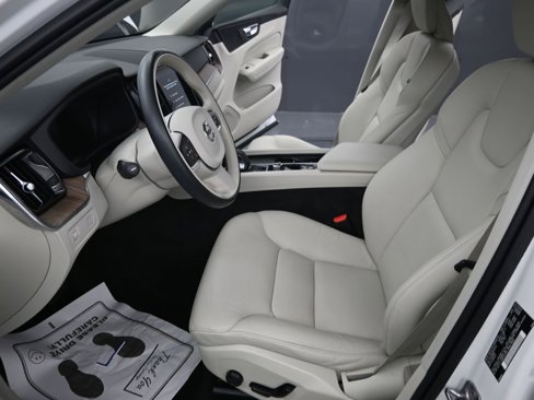 Certified 2022 Volvo XC60 B5 Momentum w/ Advanced Package image 13