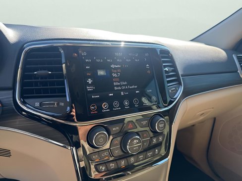 Certified 2020 Jeep Grand Cherokee Limited w/ Luxury Group II image 31