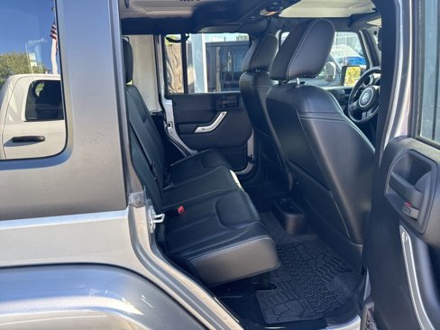Used 2015 Jeep Wrangler Unlimited Sahara w/ Connectivity Group image 30
