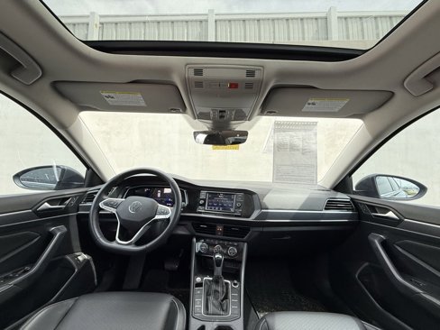 Used 2023 Volkswagen Jetta SE image 6