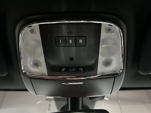 Used 2018 Jeep Grand Cherokee Limited image 16