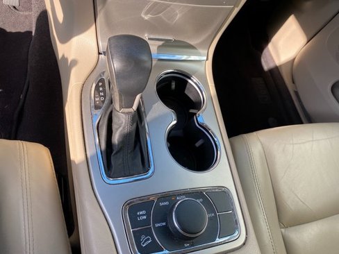 Used 2017 Jeep Grand Cherokee Limited image 24
