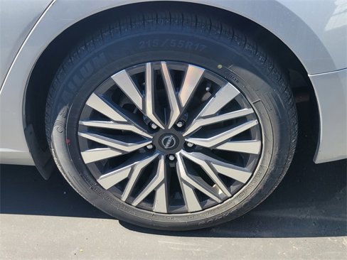 Used 2023 Nissan Altima 2.5 SV image 4