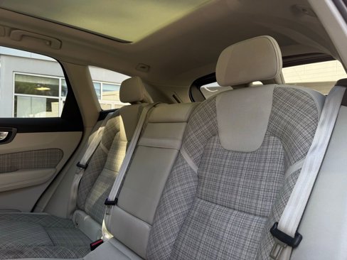 Used 2022 Volvo XC60 B5 Momentum w/ Advanced Package image 23