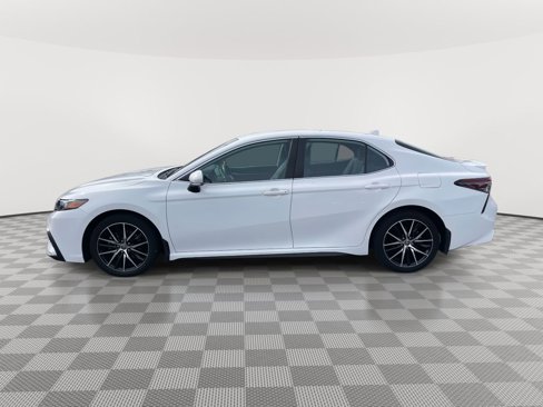 Used 2023 Toyota Camry SE image 4