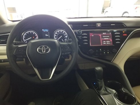 Used 2018 Toyota Camry LE image 4
