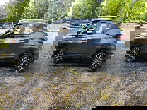 Used 2021 Nissan Kicks SV image 1