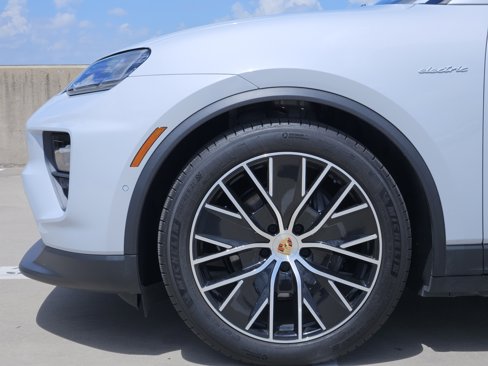 Certified 2024 Porsche Macan 4 Electric image 17