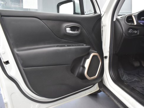 Used 2017 Jeep Renegade Limited image 27