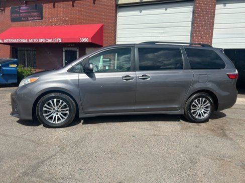 Used 2018 Toyota Sienna XLE image 2