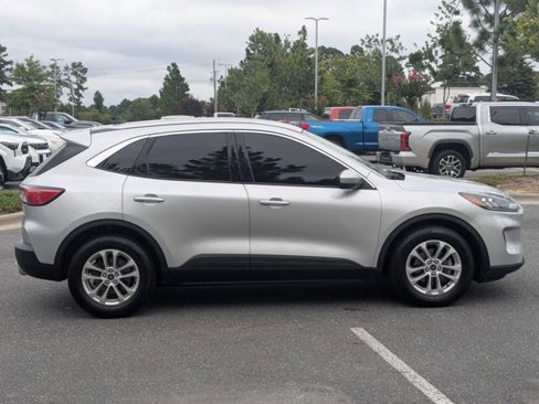 Used 2020 Ford Escape SE image 2