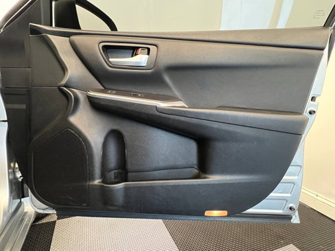 Used 2016 Toyota Camry SE image 11