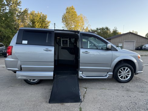 Used 2015 Dodge Grand Caravan SXT w/ UConnect Hands-Free Group image 28