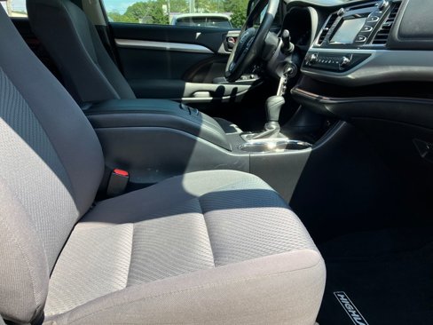 Used 2019 Toyota Highlander LE w/ Phone Cable & Charge Package image 36