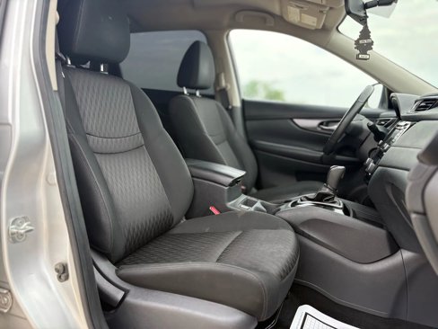Used 2018 Nissan Rogue SV image 11