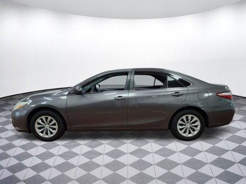 Used 2015 Toyota Camry SE image 2