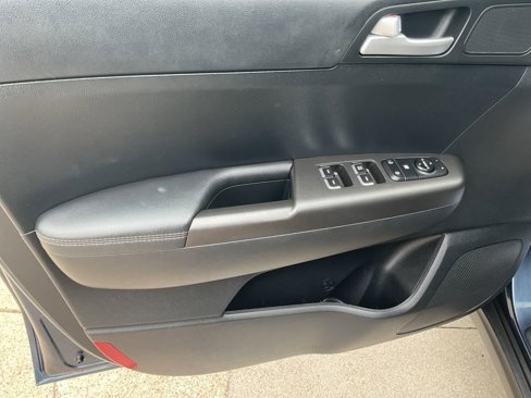 Used 2022 Kia Sportage LX image 10