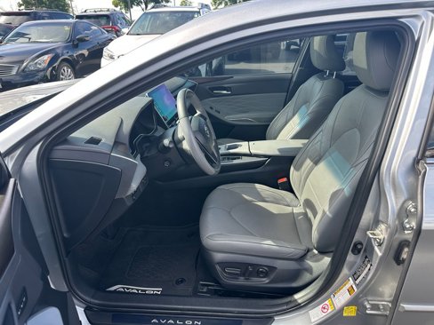 Used 2019 Toyota Avalon Limited image 13