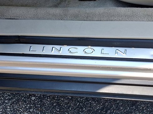 Used 2009 Lincoln Town Car Signature Limited image 16