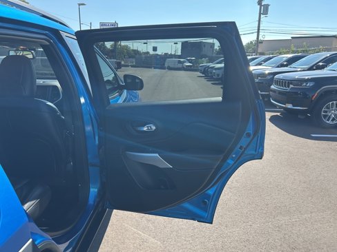 Used 2017 Jeep Cherokee Trailhawk w/ Cold Weather Group image 18