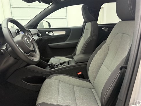 Certified 2025 Volvo XC40 B5 Core image 12