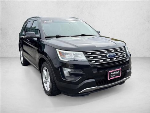 Used 2016 Ford Explorer XLT w/ Equipment Group 201A image 3