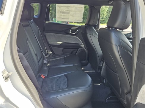 New 2025 Jeep Compass Latitude image 17