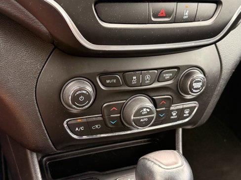 Used 2022 Jeep Cherokee Latitude Lux image 18