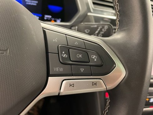 Used 2022 Volkswagen Tiguan SE w/ Panoramic Sunroof Package image 18