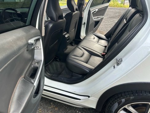 Used 2016 Volvo V60 T5 Cross Country image 21