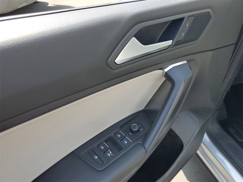 Used 2021 Volkswagen Tiguan SE image 21
