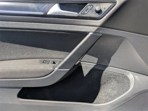 Used 2017 Volkswagen GTI SE image 25