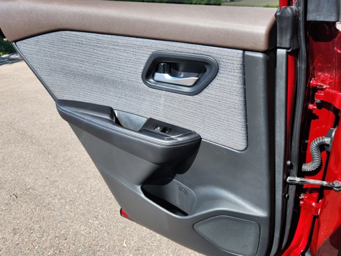 Used 2023 Nissan Rogue SV image 10