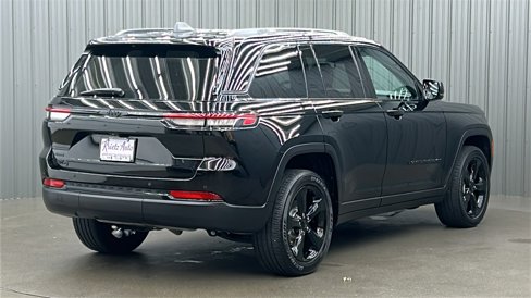 Used 2023 Jeep Grand Cherokee Altitude image 5