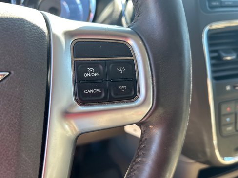 Used 2013 Chrysler Town & Country Touring image 30